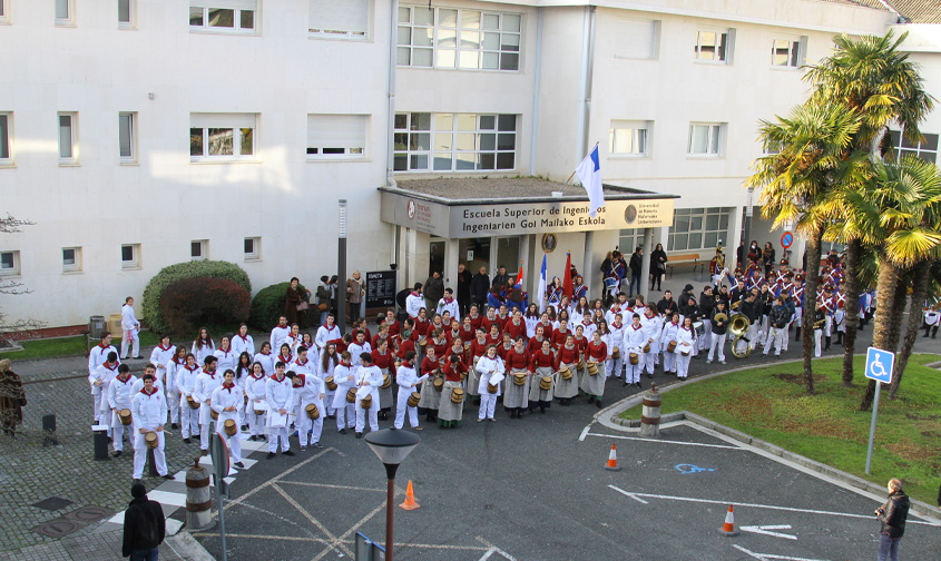 6 flag bearers and 3 flags